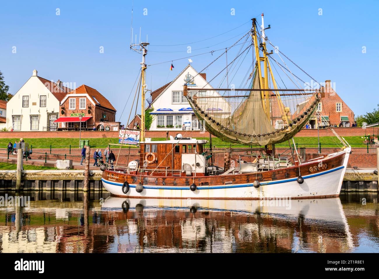 GREETSIEL, ALLEMAGNE - 30 SEPTEMBRE 2023 : bateaux crevettiers devant des maisons en briques Banque D'Images