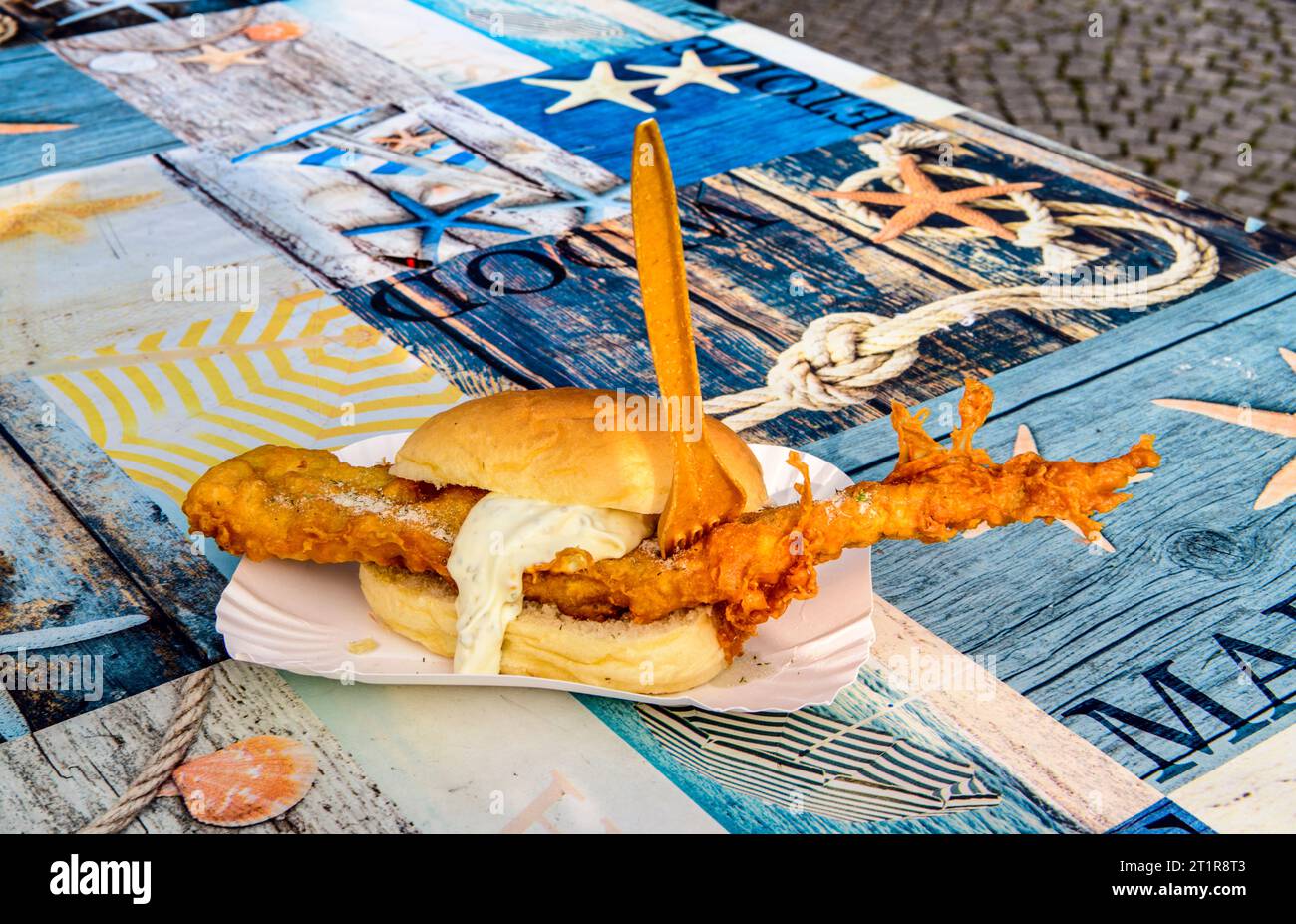 Petit pain au poisson frit, Greetsiel, Allemagne Banque D'Images