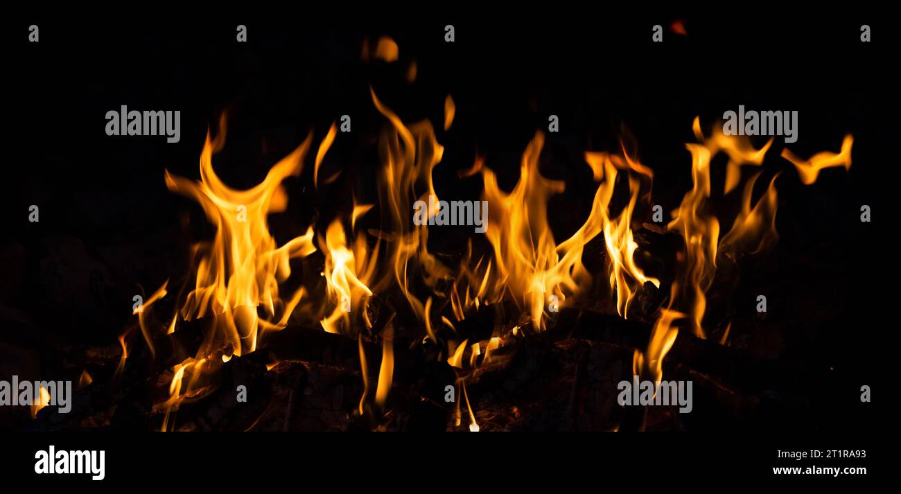 Les flammes sont isolées sur fond noir. Image de feu horizontal. Idéal pour les effets de brûlure. Banque D'Images
