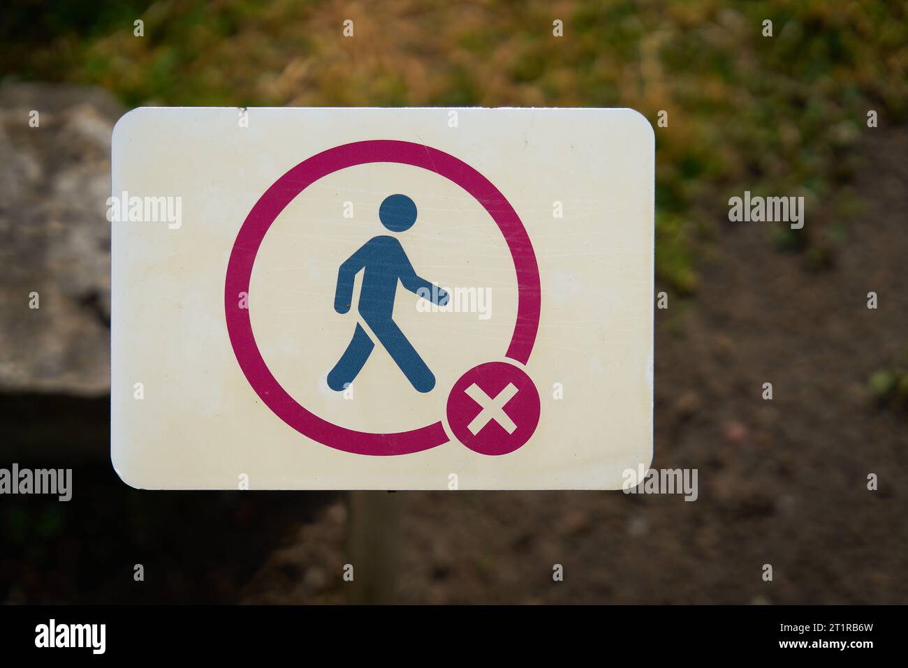 Aucun panneau d'intrusion devant une prairie dans un parc en Allemagne Banque D'Images