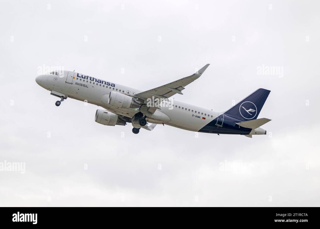 08.10.2023, Airport München, Flugbetrieb am Airport München Fanz Josef Strauss, Startbahn Süd, Eine Passagiermaschine von Lufthansa startet, Airbus A320-200 Weiden in der Oberpfalz 08.10.2023, Airport MUC 08.10.2023, Airport MUC *** 08 10 2023, Airport Munich, opérations aériennes à Munich Airport Fanz Josef, Runway South, Strauss un avion de passagers Lufthansa décolle, Airbus A320 200 Weiden in der Oberpfalz 08 10 2023, Airport MUC 08 10 2023, Airport MUC Banque D'Images