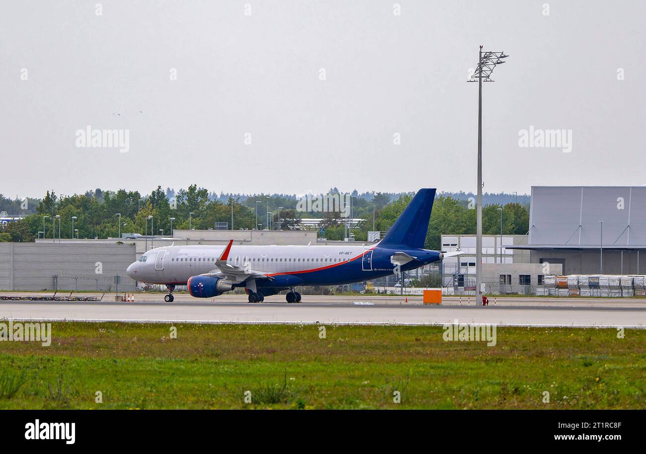 08.10.2023, Airport München, Flugbetrieb am Airport München Fanz Josef Strauss, Startbahn Süd, Einsam und verlassen steht hier ein Airbus der russischen Fluggesellschaft Aeroflot, seit Februar wurde der 158-Sitzer nicht mehr bewegt. Jeder Tag kostet 342 Euro Parkgebühr. Der Airbus ist ein Opfer des Angriffs Russlands auf die Ukraine am 24. Februar. Denn nur drei Tage später sperrte Deutschland wie viele andere Länder seinen Luftraum für alle Flüge von und nach Russland. Der Aeroflot-Airbus verpasste die letzte Möglichkeit, UM vom Flughafen München aus wieder nach Hause zu kommen. 08.10.2023, A Banque D'Images