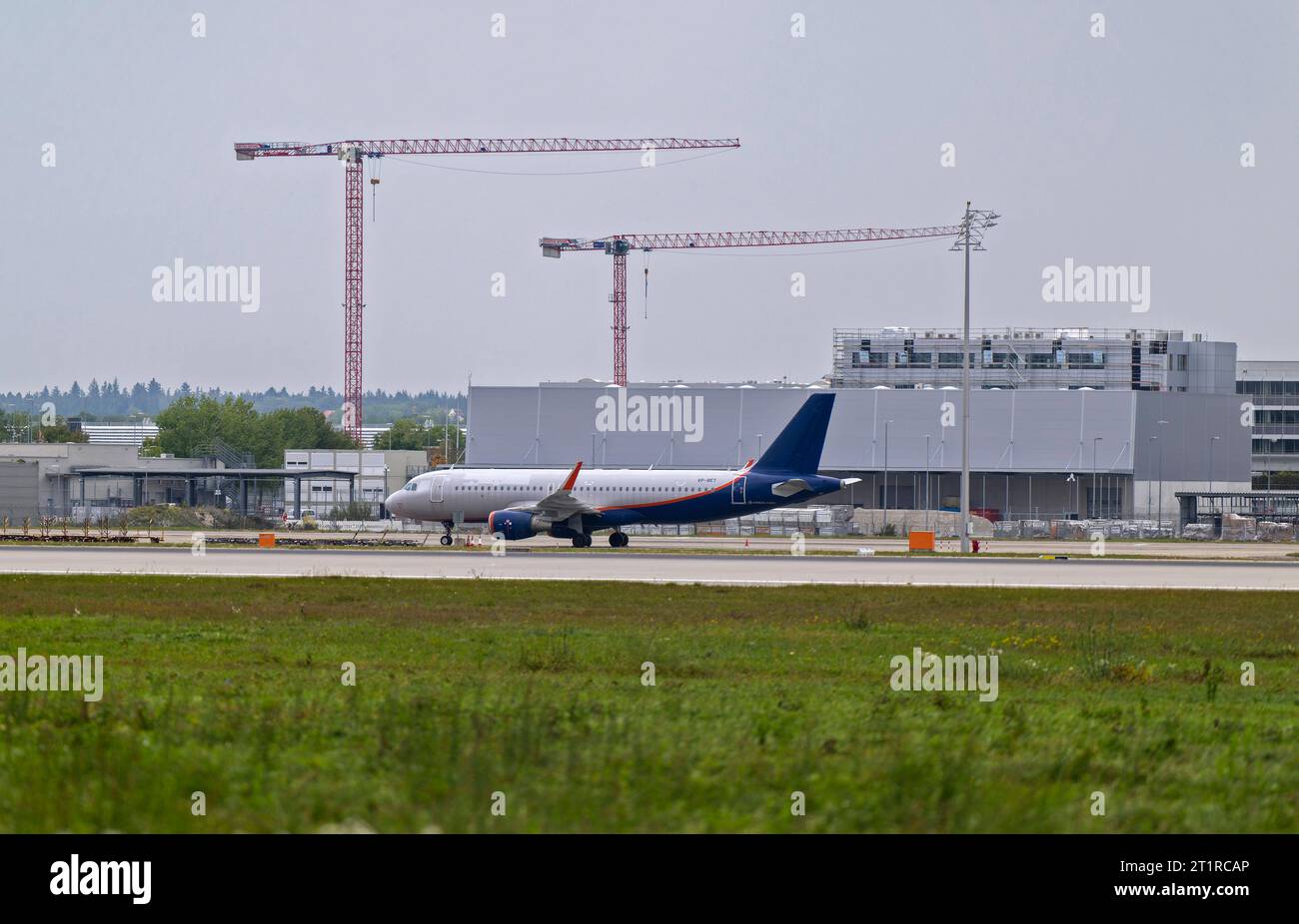 08.10.2023, Airport München, Flugbetrieb am Airport München Fanz Josef Strauss, Startbahn Süd, Einsam und verlassen steht hier ein Airbus der russischen Fluggesellschaft Aeroflot, seit Februar wurde der 158-Sitzer nicht mehr bewegt. Jeder Tag kostet 342 Euro Parkgebühr. Der Airbus ist ein Opfer des Angriffs Russlands auf die Ukraine am 24. Februar. Denn nur drei Tage später sperrte Deutschland wie viele andere Länder seinen Luftraum für alle Flüge von und nach Russland. Der Aeroflot-Airbus verpasste die letzte Möglichkeit, UM vom Flughafen München aus wieder nach Hause zu kommen. 08.10.2023, A Banque D'Images