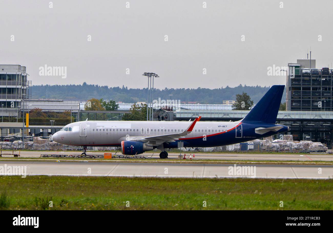 08.10.2023, Airport München, Flugbetrieb am Airport München Fanz Josef Strauss, Startbahn Süd, Einsam und verlassen steht hier ein Airbus der russischen Fluggesellschaft Aeroflot, seit Februar wurde der 158-Sitzer nicht mehr bewegt. Jeder Tag kostet 342 Euro Parkgebühr. Der Airbus ist ein Opfer des Angriffs Russlands auf die Ukraine am 24. Februar. Denn nur drei Tage später sperrte Deutschland wie viele andere Länder seinen Luftraum für alle Flüge von und nach Russland. Der Aeroflot-Airbus verpasste die letzte Möglichkeit, UM vom Flughafen München aus wieder nach Hause zu kommen. 08.10.2023, A Banque D'Images