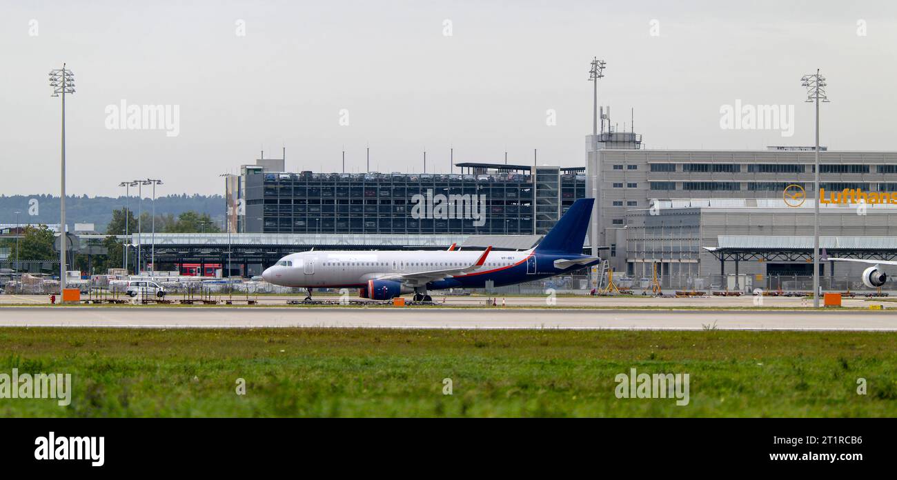 08.10.2023, Airport München, Flugbetrieb am Airport München Fanz Josef Strauss, Startbahn Süd, Einsam und verlassen steht hier ein Airbus der russischen Fluggesellschaft Aeroflot, seit Februar wurde der 158-Sitzer nicht mehr bewegt. Jeder Tag kostet 342 Euro Parkgebühr. Der Airbus ist ein Opfer des Angriffs Russlands auf die Ukraine am 24. Februar. Denn nur drei Tage später sperrte Deutschland wie viele andere Länder seinen Luftraum für alle Flüge von und nach Russland. Der Aeroflot-Airbus verpasste die letzte Möglichkeit, UM vom Flughafen München aus wieder nach Hause zu kommen. 08.10.2023, A Banque D'Images