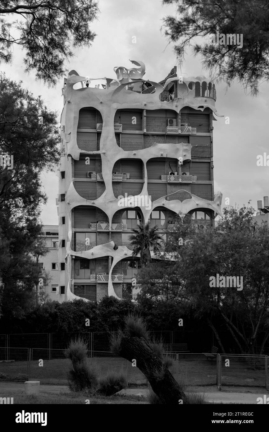 Tel Aviv, Israël - 2 octobre 2023 - la Crazy House est un immeuble postmoderniste de neuf étages, achevé en 1985, conçu par Syrian Born Arch Banque D'Images
