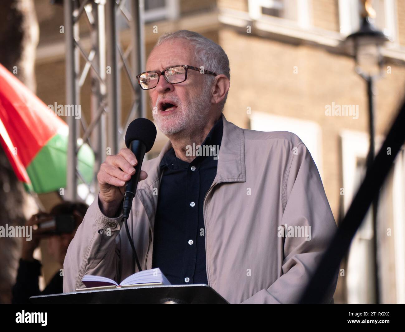 Jeremy Corbyn, ancien dirigeant travailliste, prend la parole lors de la marche pro-palestinienne à Londres, au Royaume-Uni, lors de la manifestation de la campagne de solidarité palestinienne, la marche a été organisée pour protester contre le conflit israélo-palestinien sur la bande de Gaza Banque D'Images