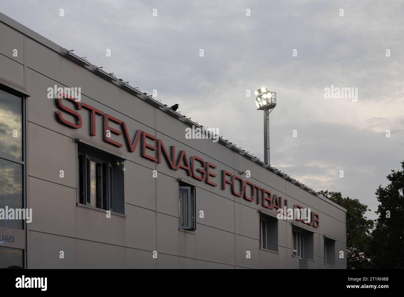 Façade avant du Lamex Stadium, stade du Stevenage football Club Banque D'Images
