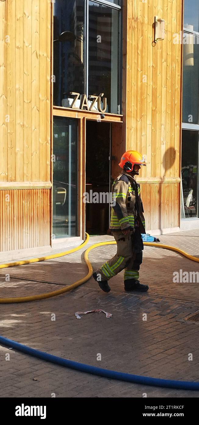 Valence, Espagne - 15 octobre 2023 : pompiers devant la porte d'entrée du restaurant Zazú Lounge dans la ville de Valence, où ils travaillent Banque D'Images