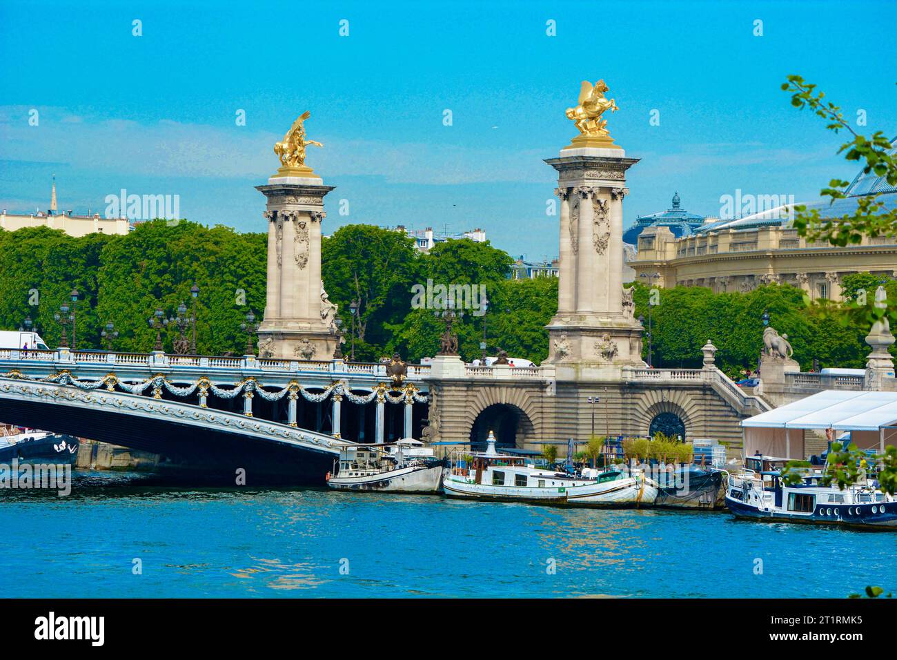 Le charmant pont Alexandre III à Paris France avec ses sculptures en or offre une vue imprenable et un cadre romantique sous un ciel bleu d'été Banque D'Images