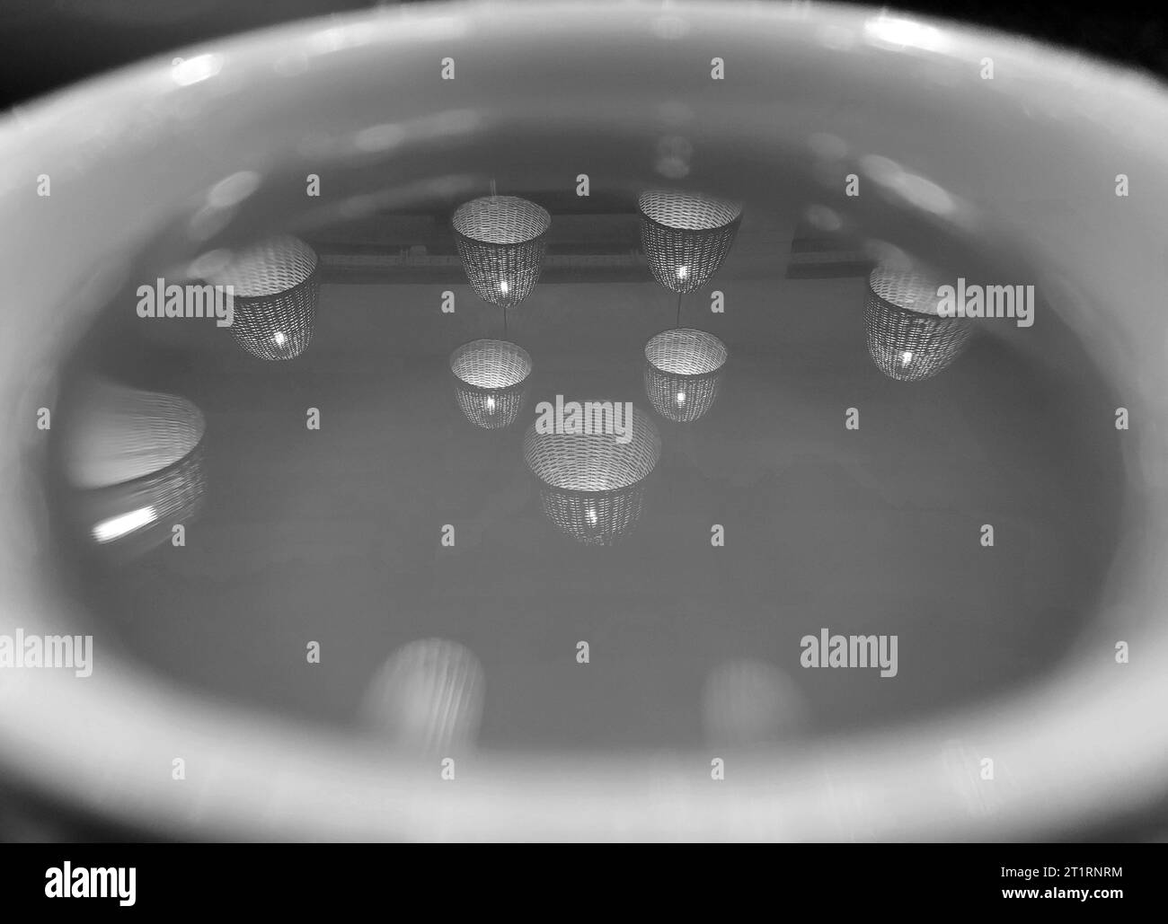 Réflexion de lumières noires et blanches dans une tasse de fond de thé, papier peint abstrait Banque D'Images