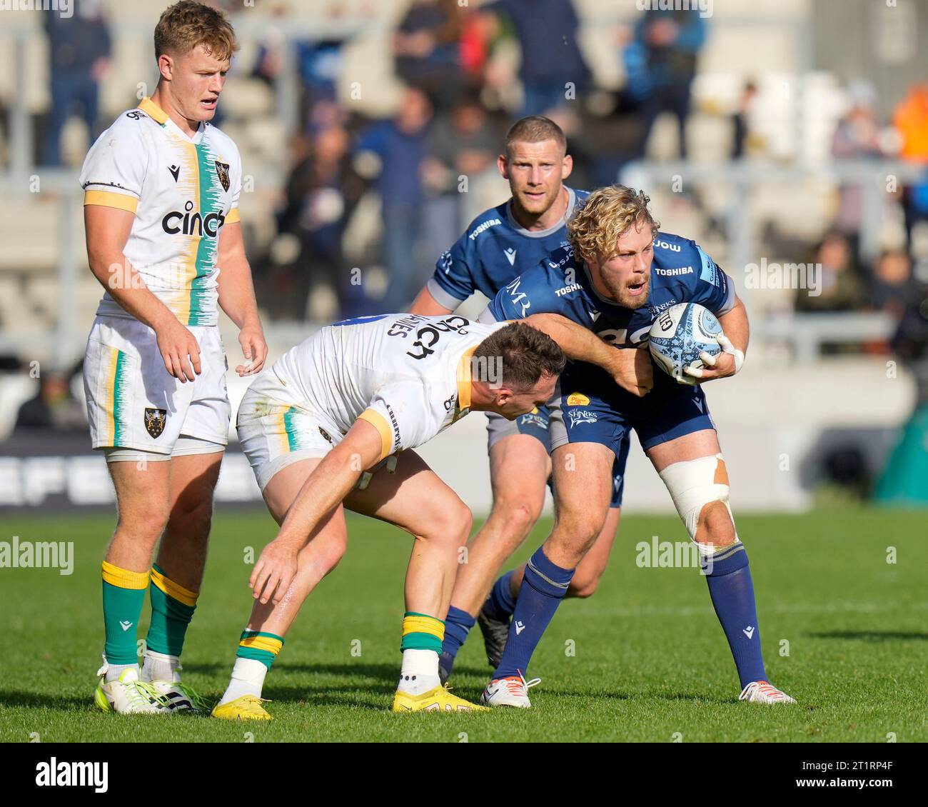 Gus Warr #21 de sale Sharks recueille une balle haute lors du Gallagher Premiership Match sale Sharks vs Northampton Saints au stade AJ Bell, Eccles, Royaume-Uni, le 15 octobre 2023 (photo Steve Flynn/News Images) Banque D'Images