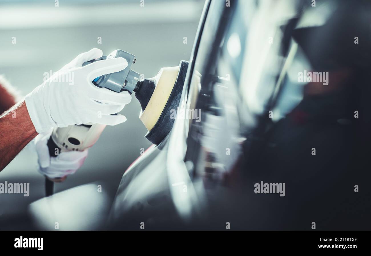 Professionnel Detailer Automotive Worker Polishing carrosserie de véhicule après cirage Close Up photo Banque D'Images