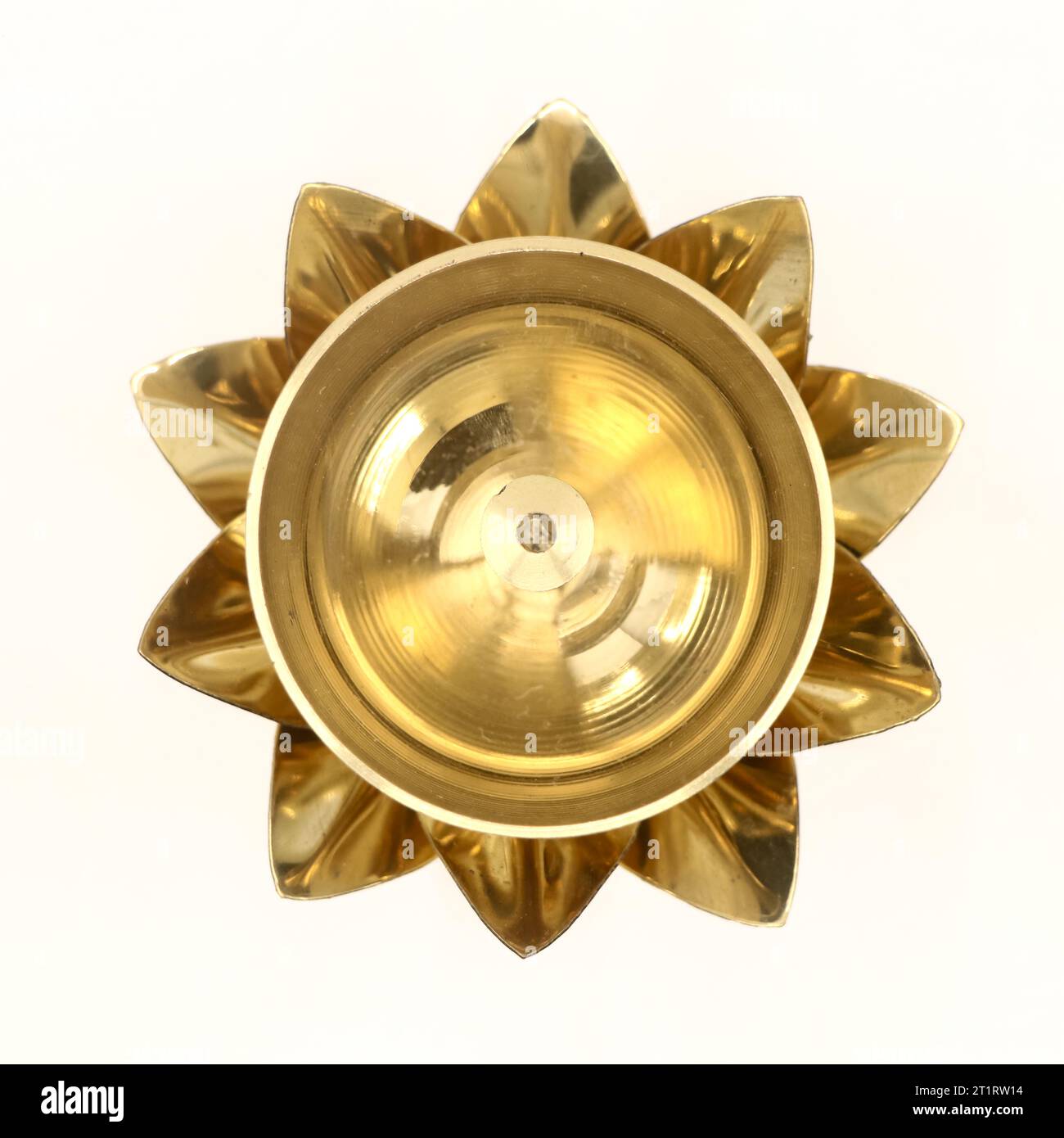 vue de dessus d'une lampe à mèche à huile antique en forme de fleur de lotus en laiton doré utilisé pour le culte aarti dans la cérémonie du temple isolé Banque D'Images