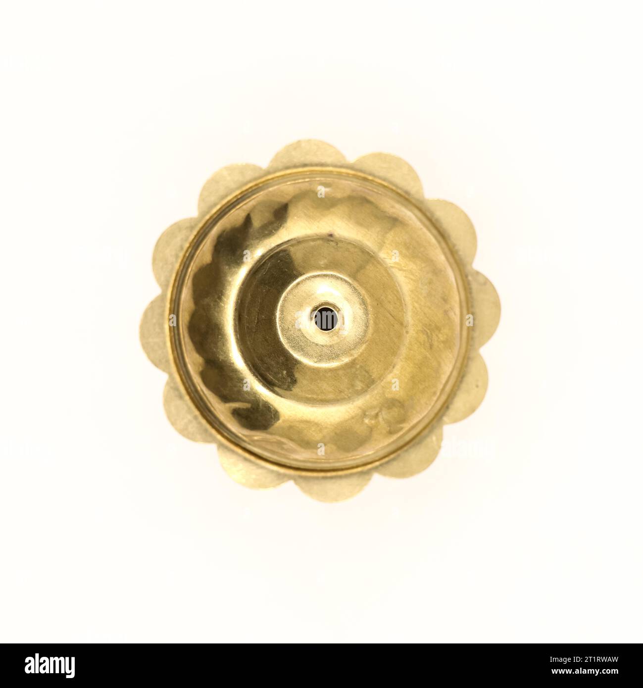 vue de dessus d'une partie de bouton de porte en laiton vintage en forme de fleur en or isolé sur fond blanc Banque D'Images
