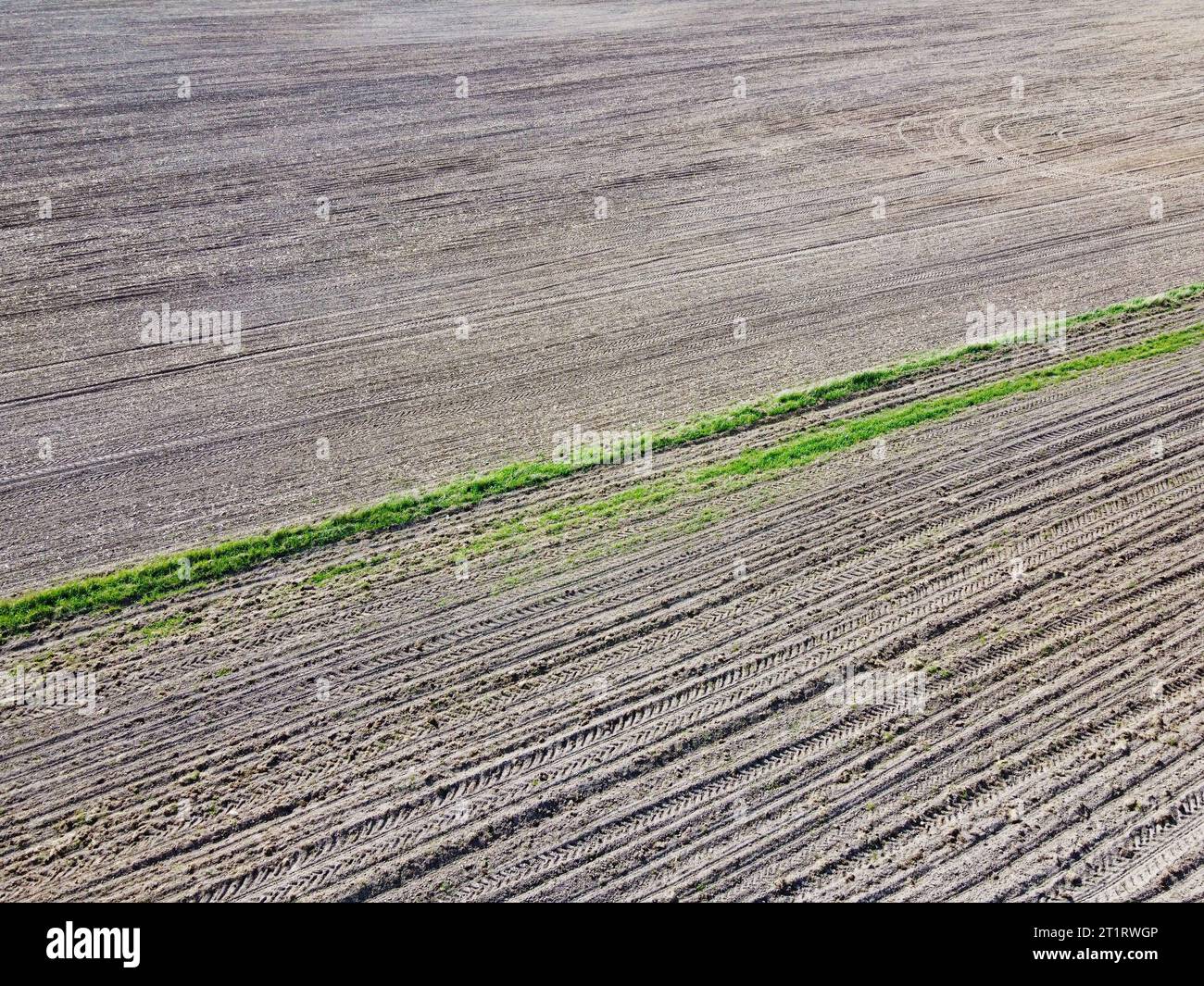 Sol labouré, vue aérienne, paysage. Beaucoup de traces de véhicules sur le sol. Banque D'Images