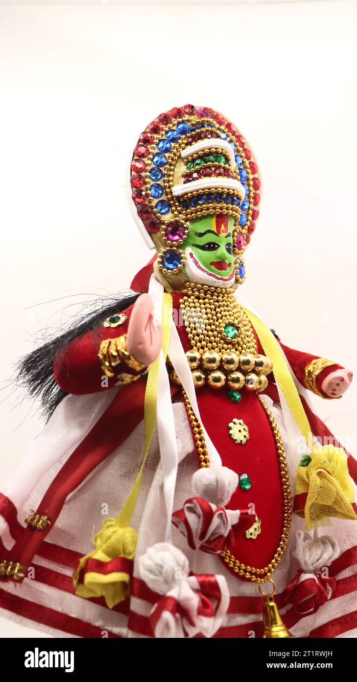 poupée miniature de statue de taille jouet de danseur kathakali, un art culturel du kerala en inde isolé dans un fond blanc Banque D'Images