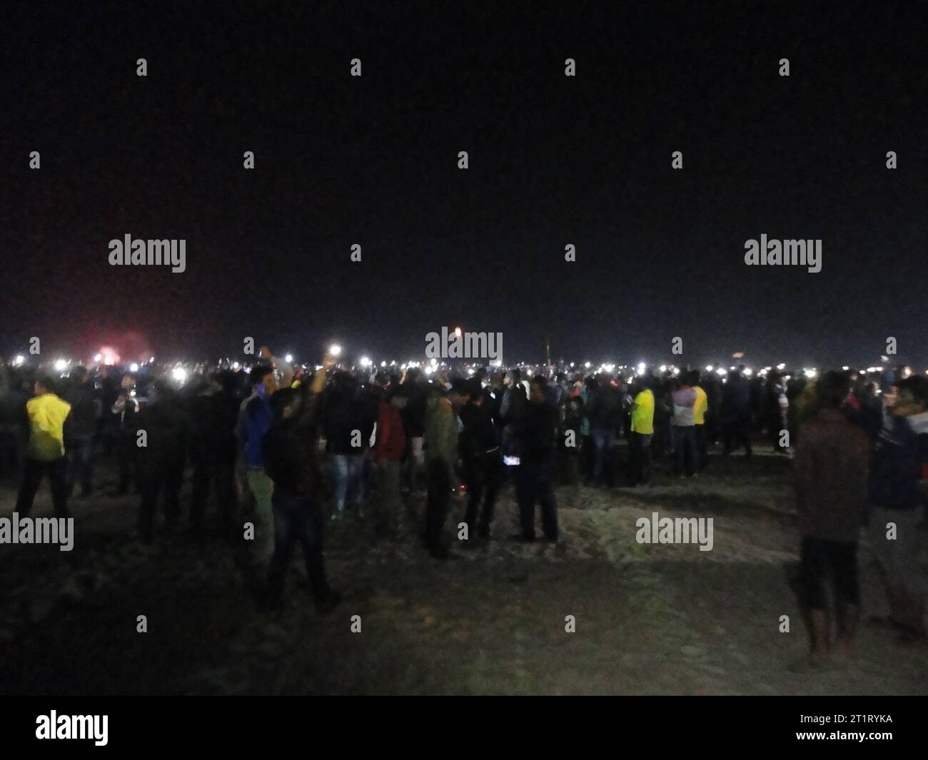 Les touristes célèbrent la 31e nuit en agitant le flash de téléphone à 12 heures à Cox's Bazar, la plus longue plage de mer dans le monde, Banque D'Images