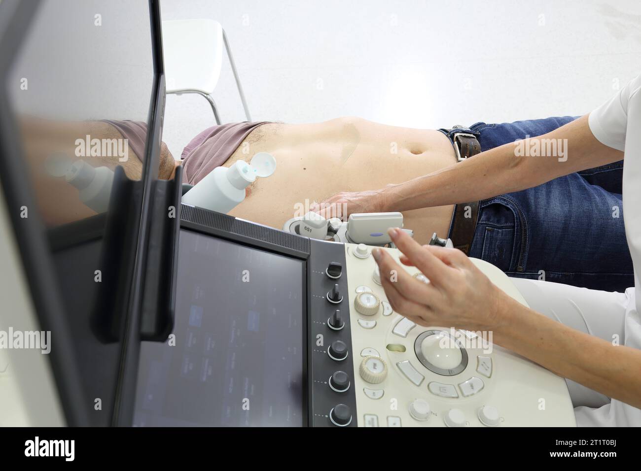 Examen ultrasonique des organes internes. Un homme à l'échographie abdominale. Appareil d'examen ultrasonique. Machine à ultrasons moderne. Banque D'Images