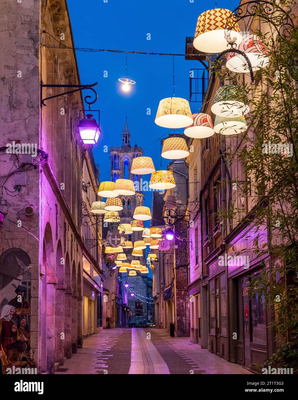 Rue Chatelaine dans la vieille ville de Laon dans la soirée, France Banque D'Images