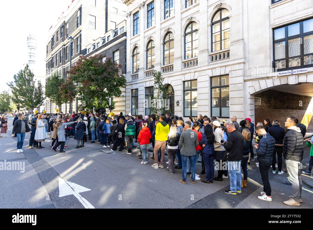 15 octobre 2023 - les Polonais attendent dans la file d'attente pour voter sur l'élection polonaise 2023 devant l'ambassade de Pologne à Portland place, Londres, Angleterre Banque D'Images