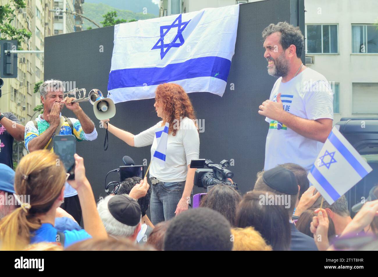 Rio de Janeiro, Brésil. 15 octobre 2023. La marche contre le terrorisme et en faveur d’Israël a eu lieu ce dimanche (15), organisée par la FIERJ, la Fédération israélienne de l’Etat de Rio de Janeiro, au poste 5 sur la plage de Copacabana. On estime qu'il y aura environ 50 000 participants, rabbins, politiciens, célébrités, familles et autres. Il a également marqué les affiches des personnes enlevées toujours aux mains du Hamas. Crédit : Belga/FotoArena/Alamy Live News Banque D'Images