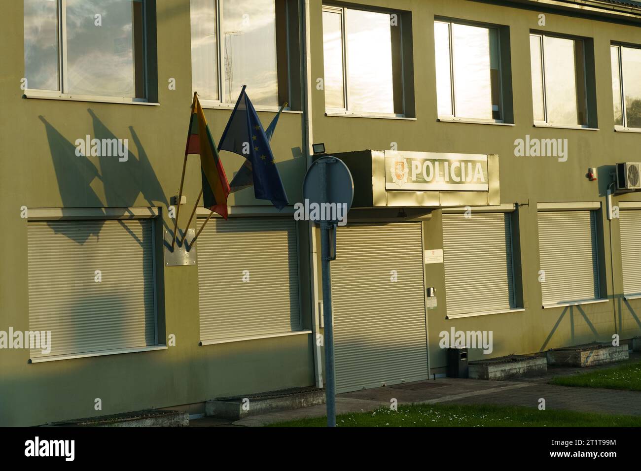 Le bâtiment du poste de police avec un panneau - la police et les drapeaux de la Lituanie et de l'Union européenne accrochés au bâtiment. Ressources administratives. Banque D'Images