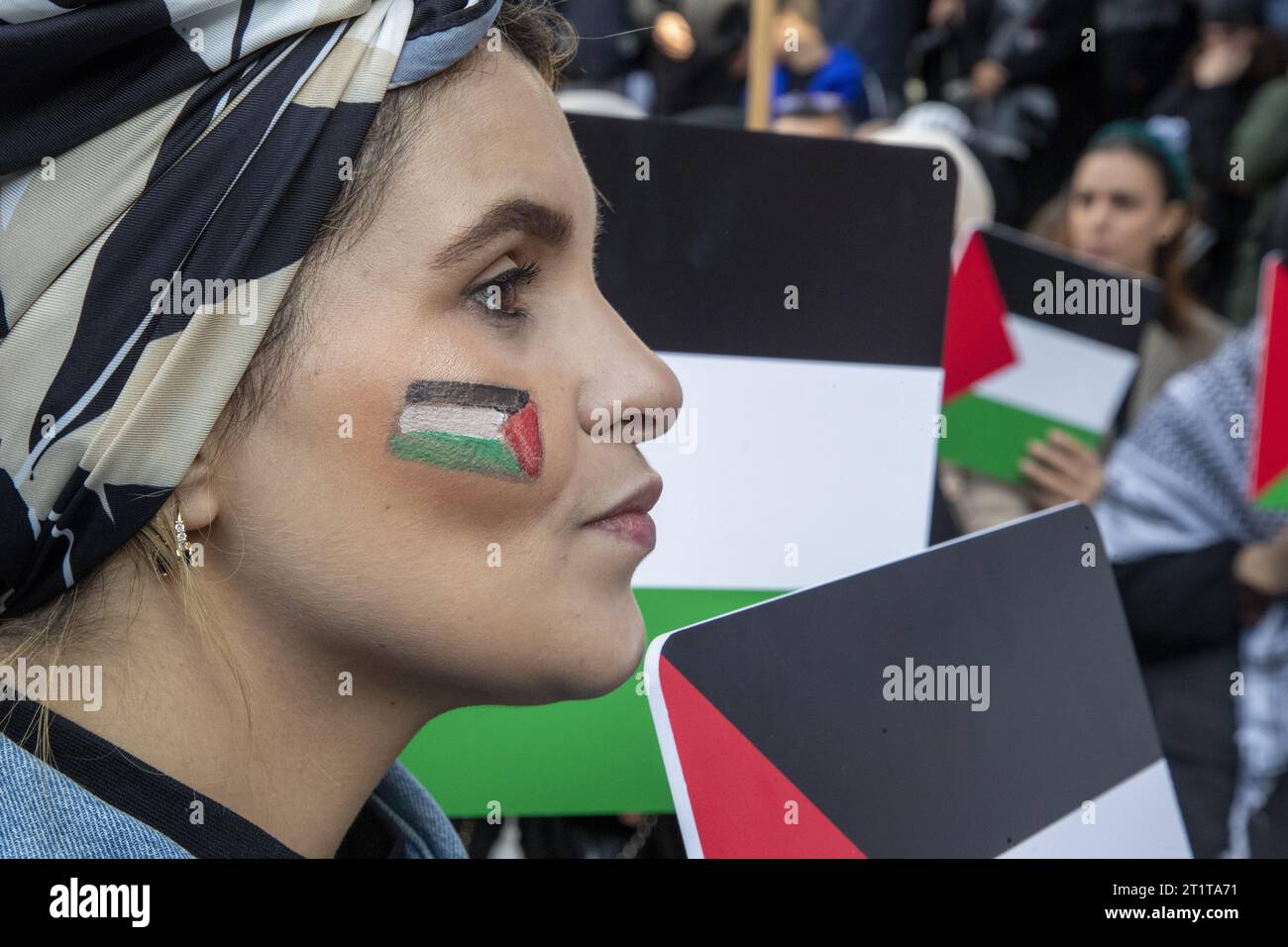 L'illustration montre une manifestation pro-palestinienne appelant à mettre fin à l'apartheid et à l'occupation israéliens, qui, selon eux, sont à l'origine de l'escalade actuelle du conflit israélo-palestinien, dimanche 15 octobre 2023 à Bruxelles. Samedi 7 octobre, le Hamas a lancé une attaque contre la région israélienne à la frontière de Gaza en Palestine, tuant au moins 700 personnes. Israël a confirmé que le Hamas avait également pris 126 personnes en otage. En réponse à cette attaque, Israël a lancé des frappes aériennes sur le nord de Gaza. Une semaine après le début de la guerre entre le mouvement palestinien Hamas et Israël, 2 329 Palestiniens h Banque D'Images