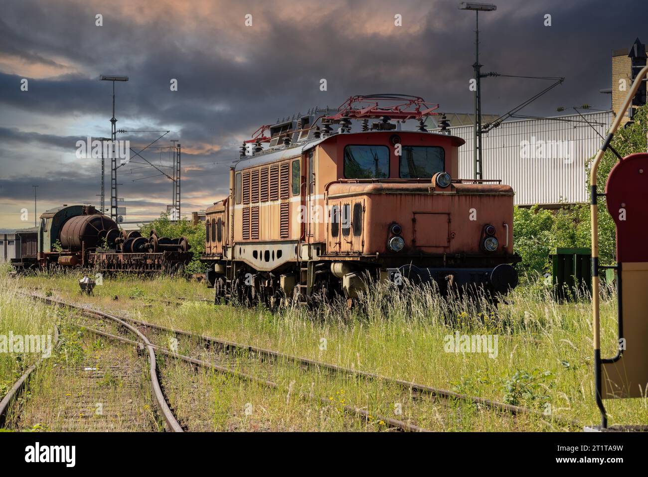 Lieu perdu avec vieux train électrique rouillé avec ciel orageux Banque D'Images