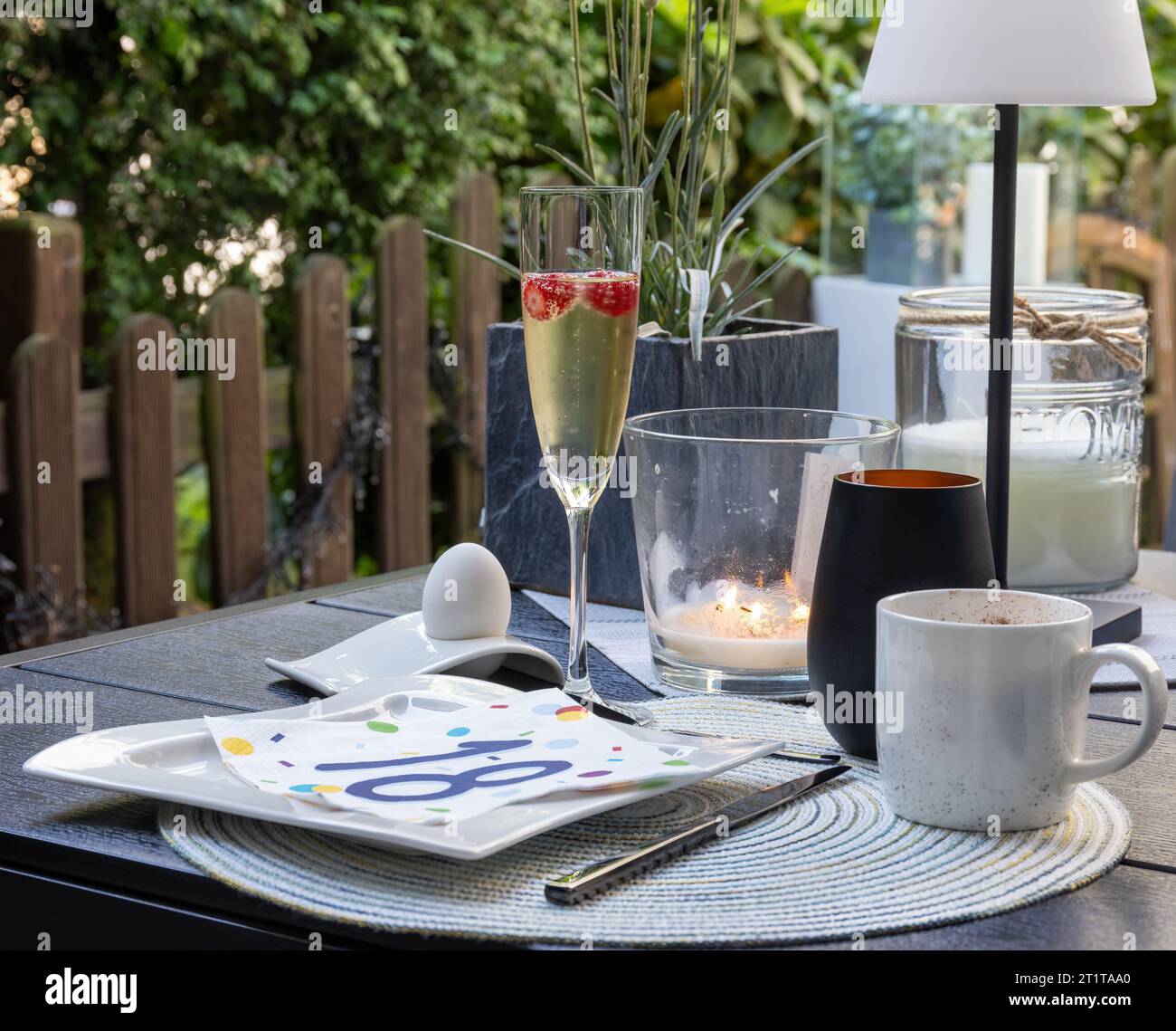 Arrangement de petit déjeuner au champagne avec des fraises pour un 18e anniversaire en plein air Banque D'Images