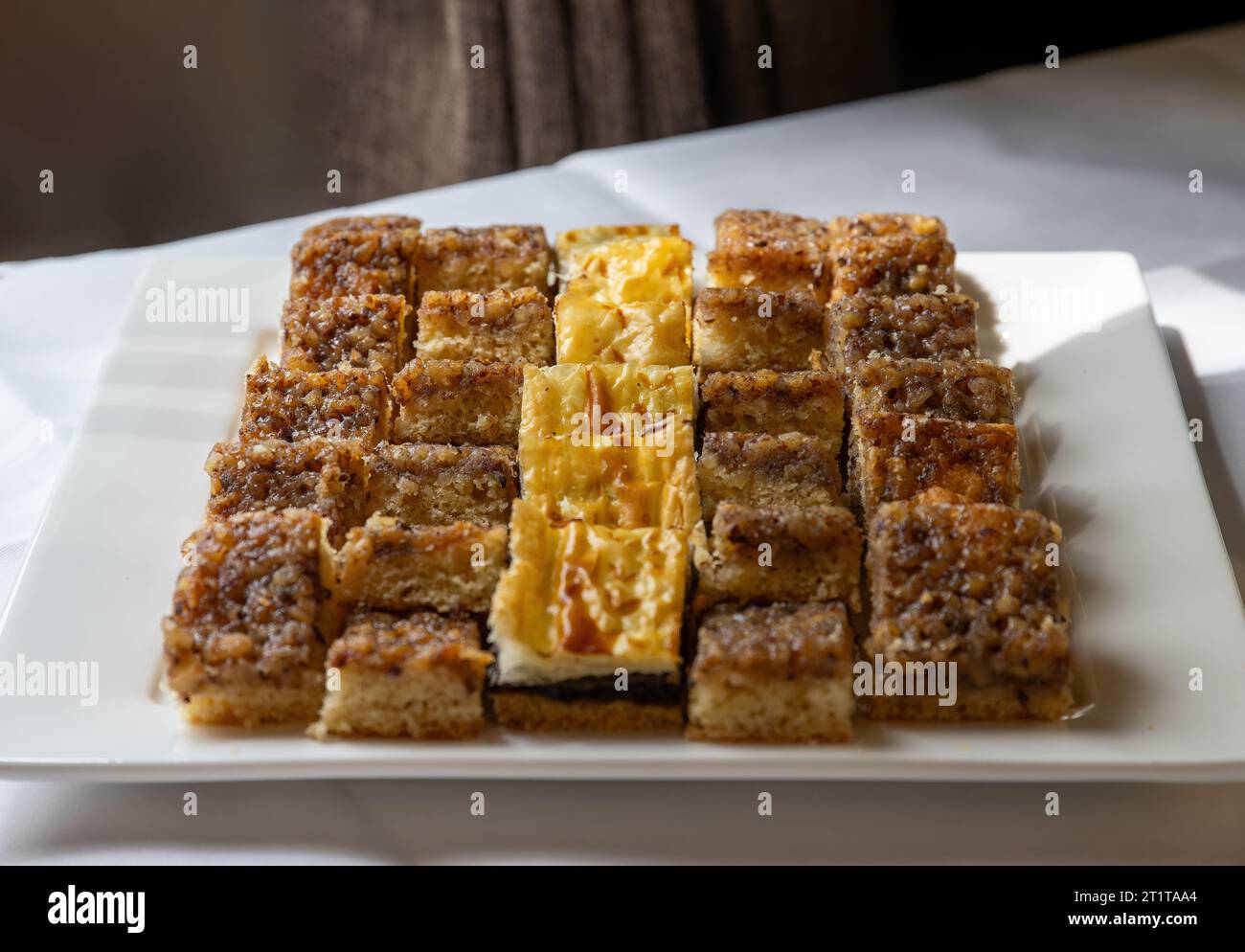 Divers morceaux de gâteau de Thuringe magnifiquement disposés dans un motif sur des assiettes à gâteau Banque D'Images