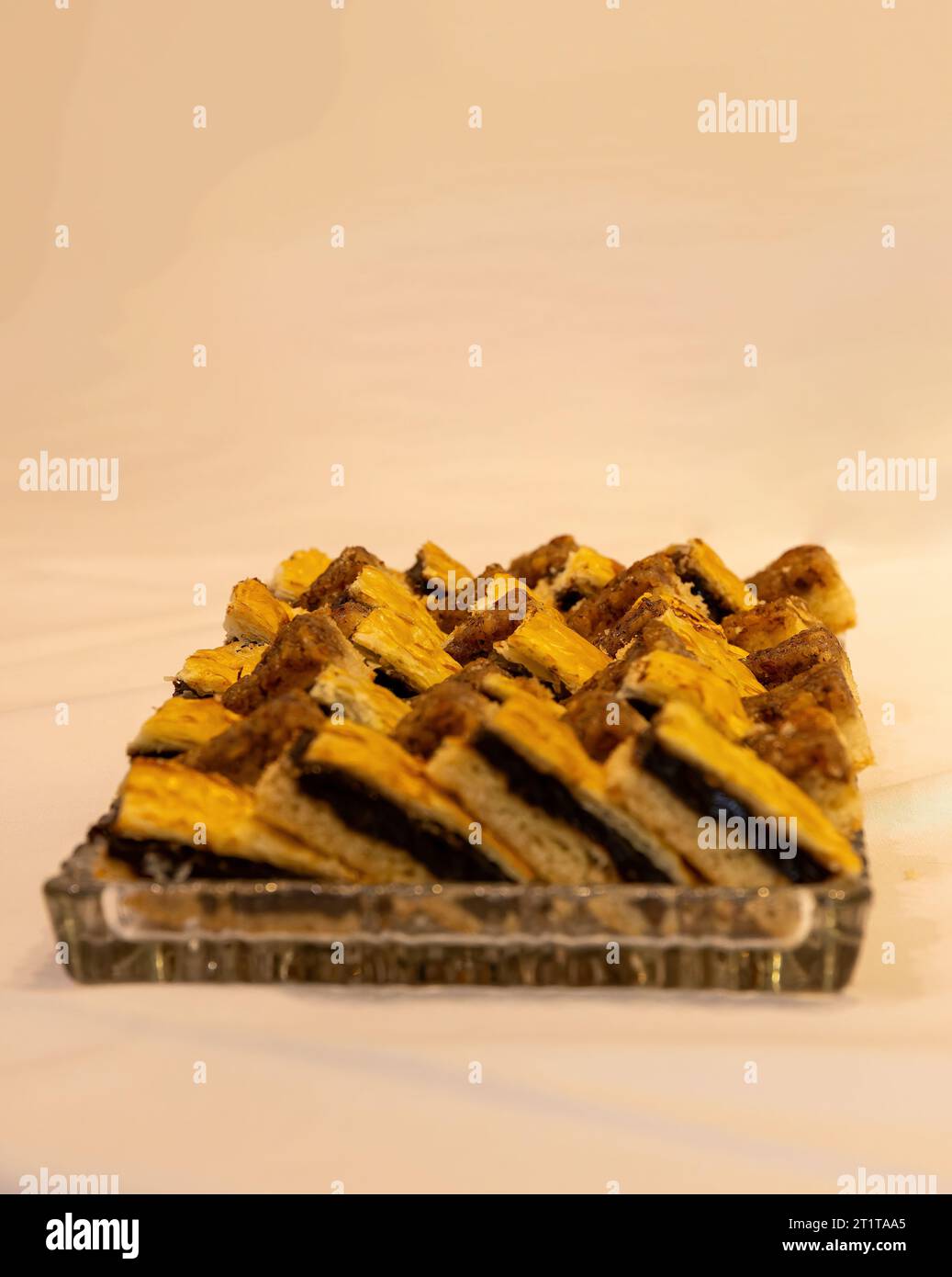 Divers morceaux de gâteau de Thuringe magnifiquement disposés dans un motif sur des assiettes à gâteau Banque D'Images