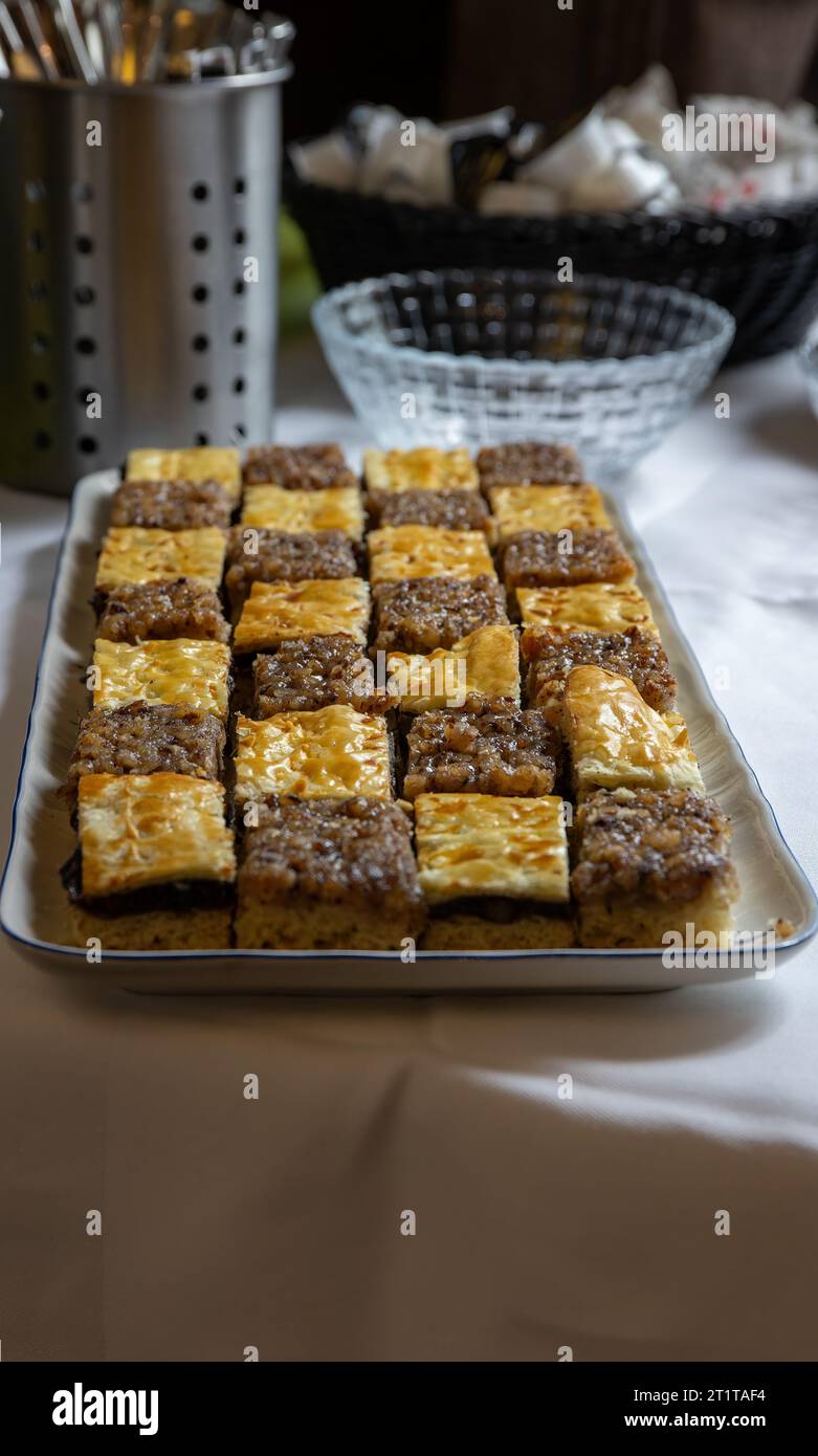 Divers morceaux de gâteau de Thuringe magnifiquement disposés dans un motif sur des assiettes à gâteau Banque D'Images