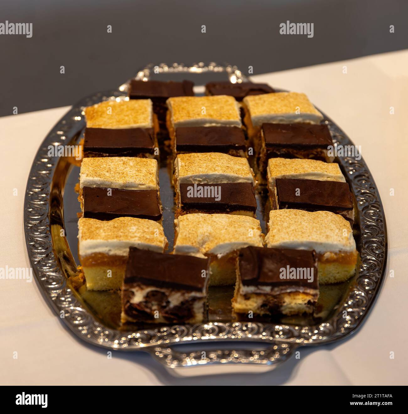 Divers morceaux de gâteau de Thuringe magnifiquement disposés dans un motif sur des assiettes à gâteau Banque D'Images