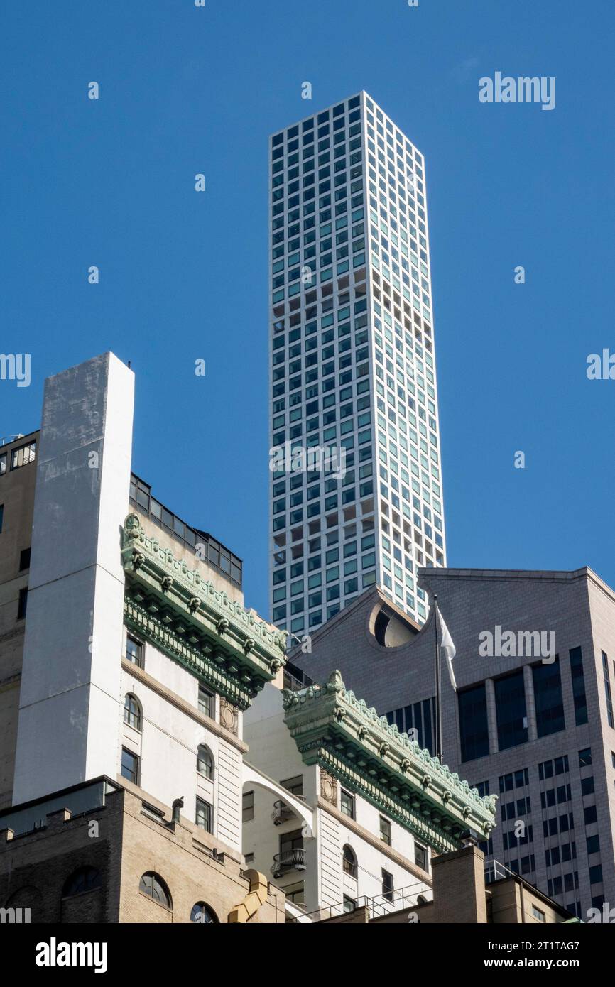 Les gratte-ciel de Midtown Manhattan sont éclipsés, par 432 Park Avenue Supertall à New York City, 2023, États-Unis Banque D'Images