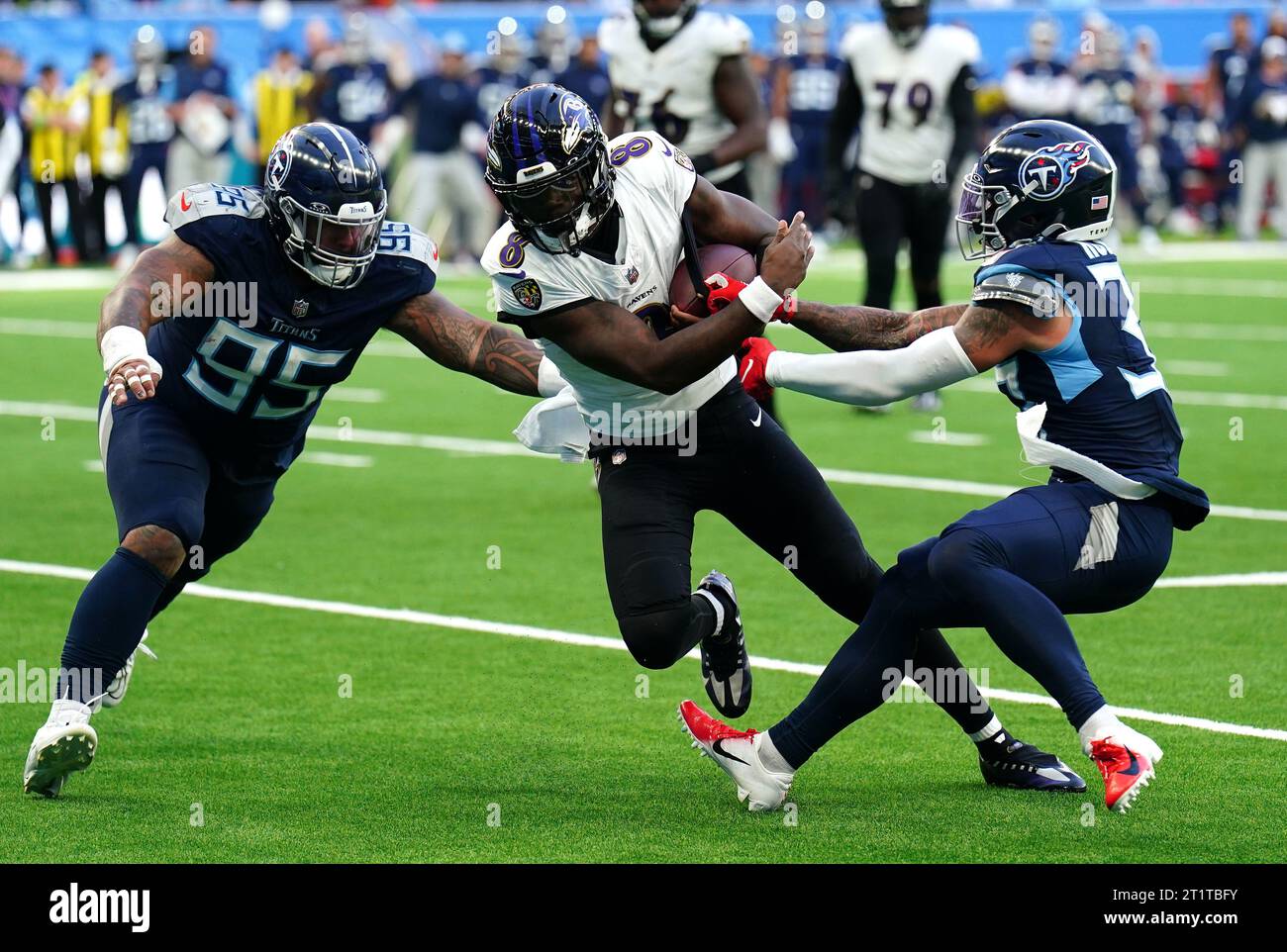 Lamar Jackson (au centre) des Ravens de Baltimore est abattu lors du match international de la NFL au Tottenham Hotspur Stadium, à Londres. Date de la photo : dimanche 15 octobre 2023. Banque D'Images