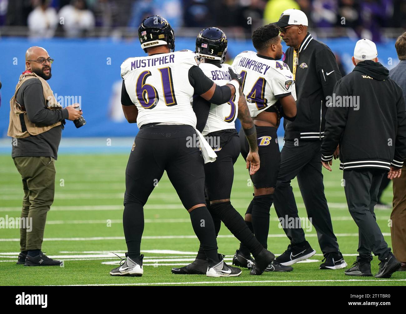 Odell Beckham Jr des Ravens de Baltimore est retenu par un coéquipier après le match international de la NFL au Tottenham Hotspur Stadium de Londres. Date de la photo : dimanche 15 octobre 2023. Banque D'Images