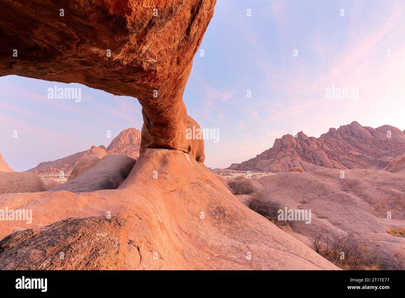 Arc rocheux au coucher du soleil à Spitzkoppe, Namibie, Afrique. Banque D'Images