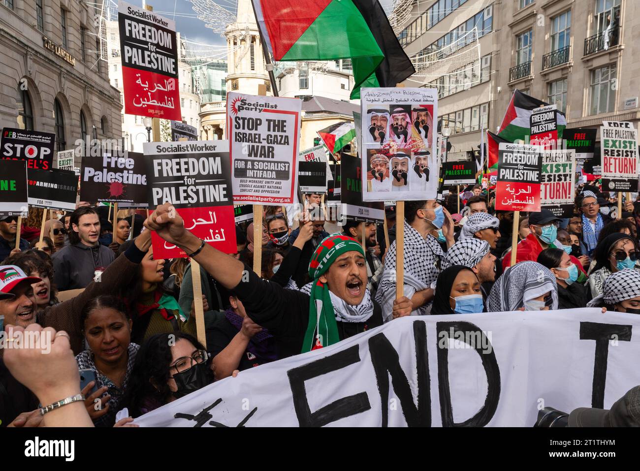 Protestation pour la Palestine après l'escalade de l'action militaire dans le conflit de la bande de Gaza entre Israël et le Hamas. Manifestant masculin en colère menant la marche Banque D'Images