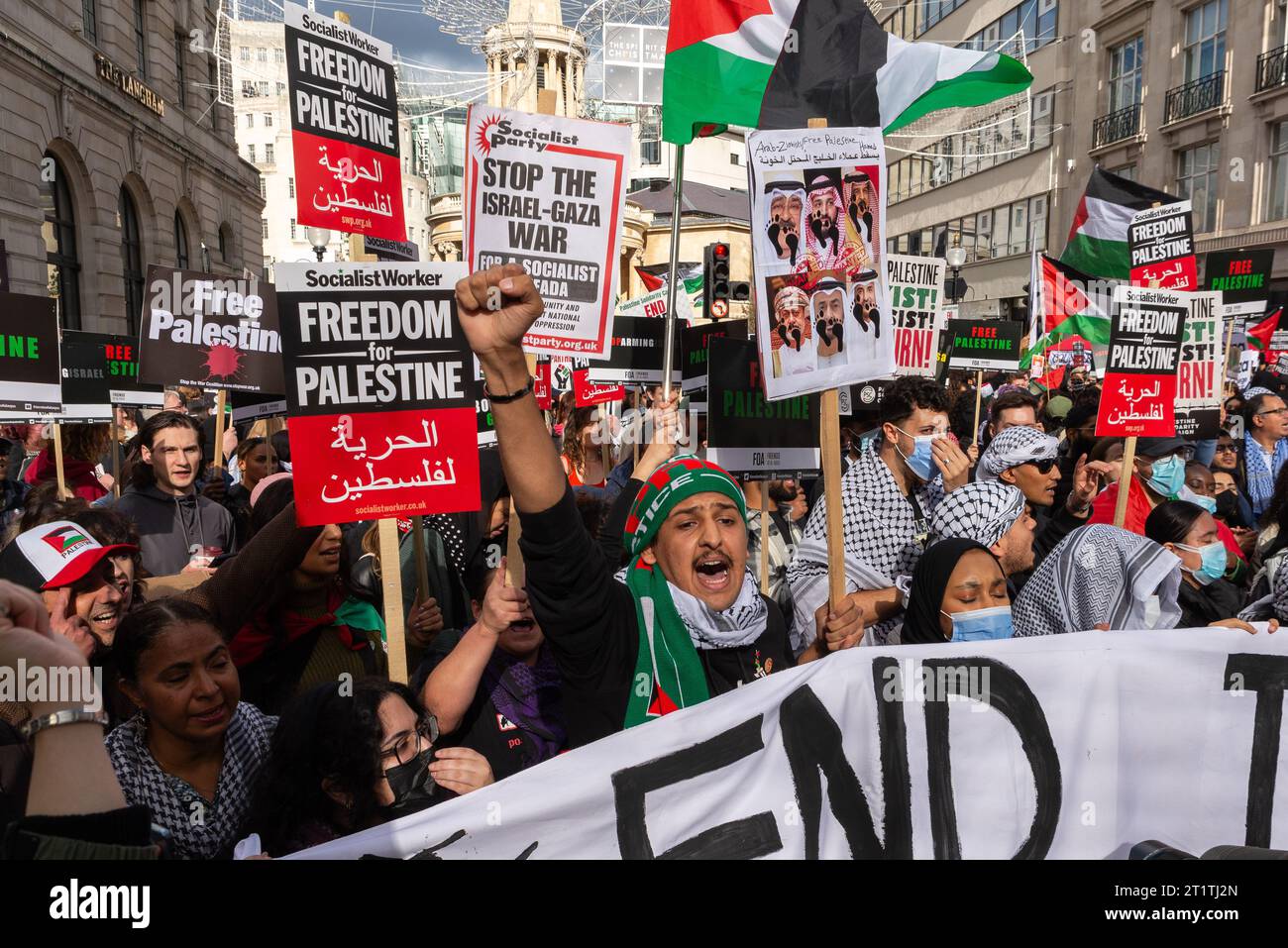 Protestation pour la Palestine après l'escalade de l'action militaire dans le conflit de la bande de Gaza entre Israël et le Hamas. Manifestant masculin en colère menant la marche Banque D'Images