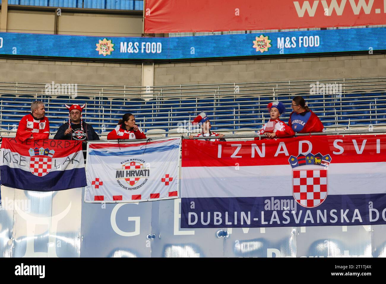 Cardiff, Royaume-Uni. 14 octobre 2023. Supporters croates lors du match de qualification de l'UEFA Euro 2024 entre le pays de Galles et la Croatie au Cardiff City Stadium à Cardiff, pays de Galles. (James Whitehead/SPP) crédit : SPP Sport Press photo. /Alamy Live News Banque D'Images