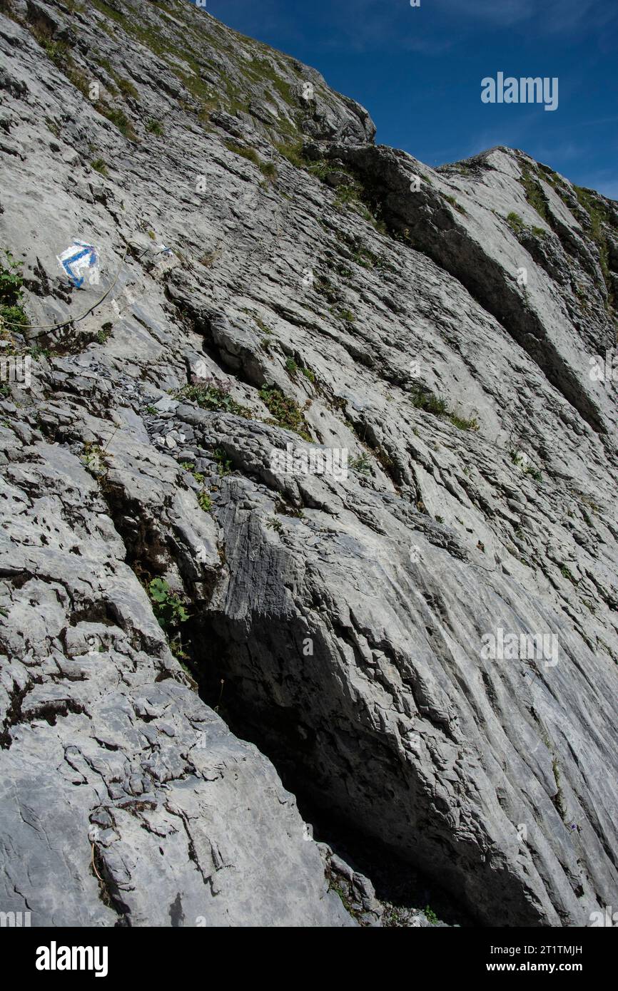 Steiler Aufstieg auf Blau-weisser route zur Urner Älplilücke Banque D'Images