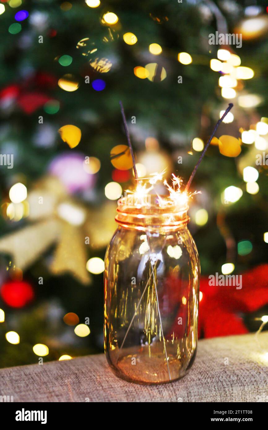 Fond de Noël avec Sparkler dans un pot en verre Banque D'Images