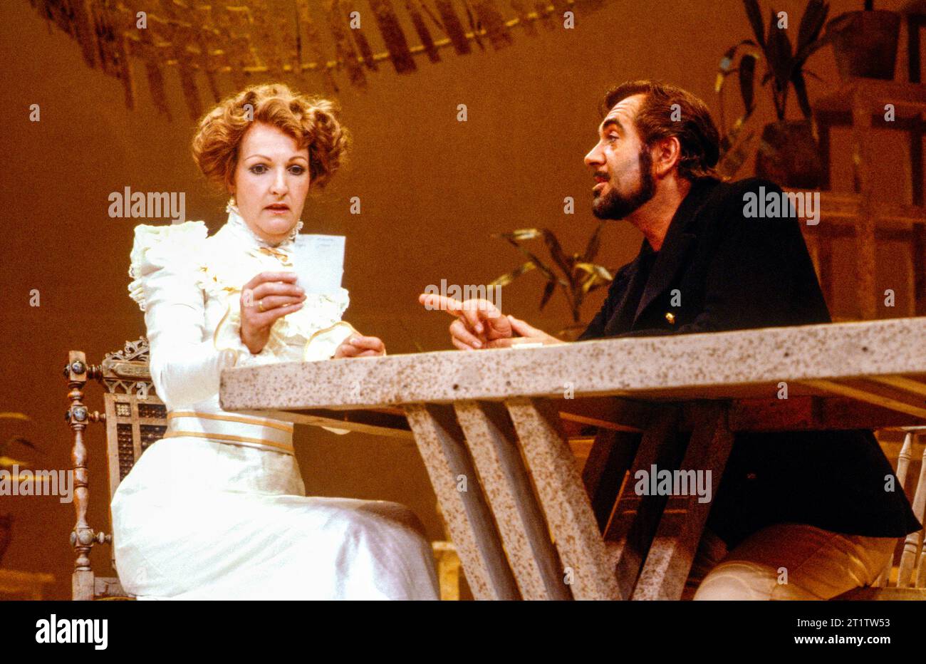 Penelope Keith (Lady Cicely Waynflete), John Turner (Captain Brassbound) dans LA CONVERSION DU CAPTAIN BRASSBOUND par Bernard Shaw au Theatre Royal Haymarket, Londres SW1 10/06/1982 décor : Nicholas Georgiadis costumes : Robin Fraser paye éclairage : Mark Pritchard réalisateur : Frank Hauser Banque D'Images