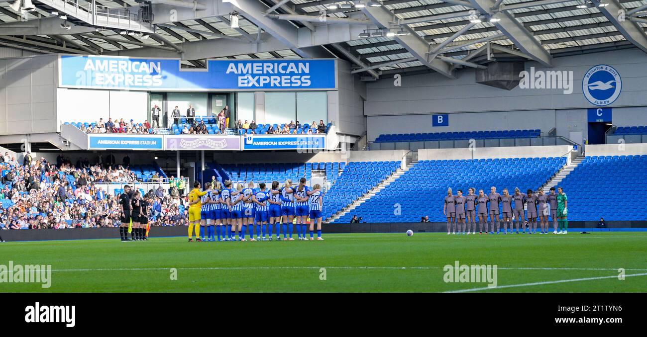 Brighton Royaume-Uni 15 octobre 2023 - supporters et joueuses observent une minute de silence à l'égard des personnes qui ont perdu la vie au Moyen-Orient lors du match de football féminin de Barclays entre Brighton & Hove Albion et Tottenham Hotspur au stade American Express (usage éditorial uniquement) : crédit Simon Dack /TPI/ Alamy Live News Banque D'Images