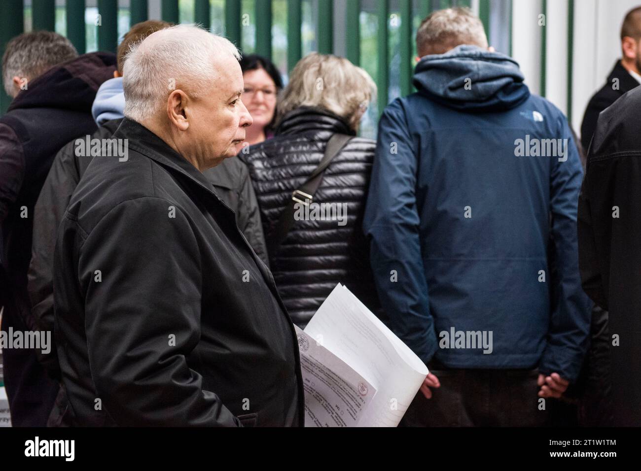 Varsovie, Pologne. 15 octobre 2023. Jaroslaw Kaczynski, chef du parti droit et justice (PiS) au pouvoir, est vu au bureau de vote de Varsovie pendant les élections législatives. Crédit : SOPA Images Limited/Alamy Live News Banque D'Images