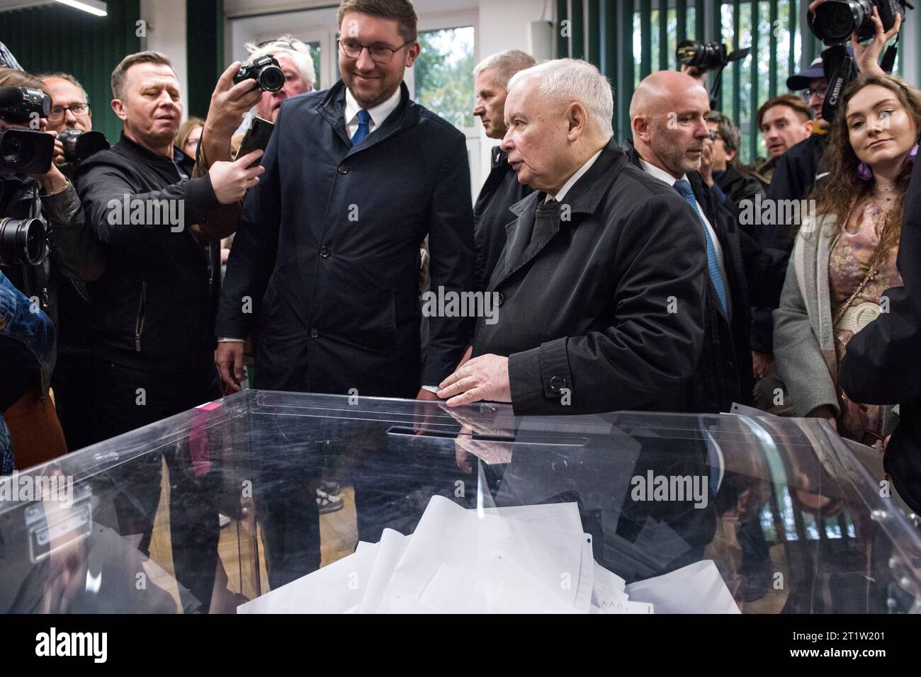 Varsovie, Pologne. 15 octobre 2023. Jaroslaw Kaczynski, chef du parti droit et justice (PiS) au pouvoir, est vu au bureau de vote de Varsovie pendant les élections législatives. Crédit : SOPA Images Limited/Alamy Live News Banque D'Images