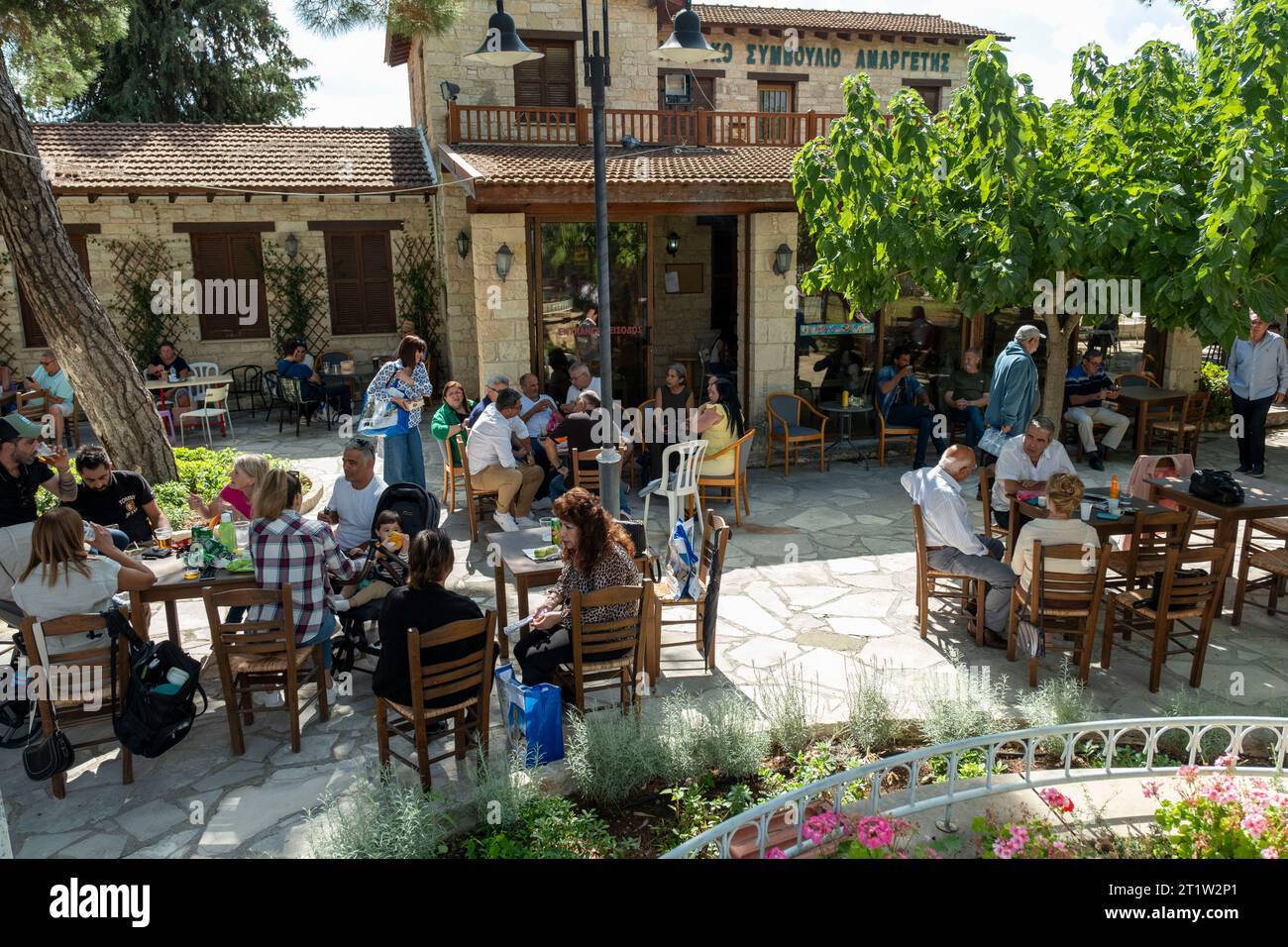 Les gens mangent et boivent dans un restaurant pendant la fête de l'olivier Amargeti, République de Chypre. Banque D'Images
