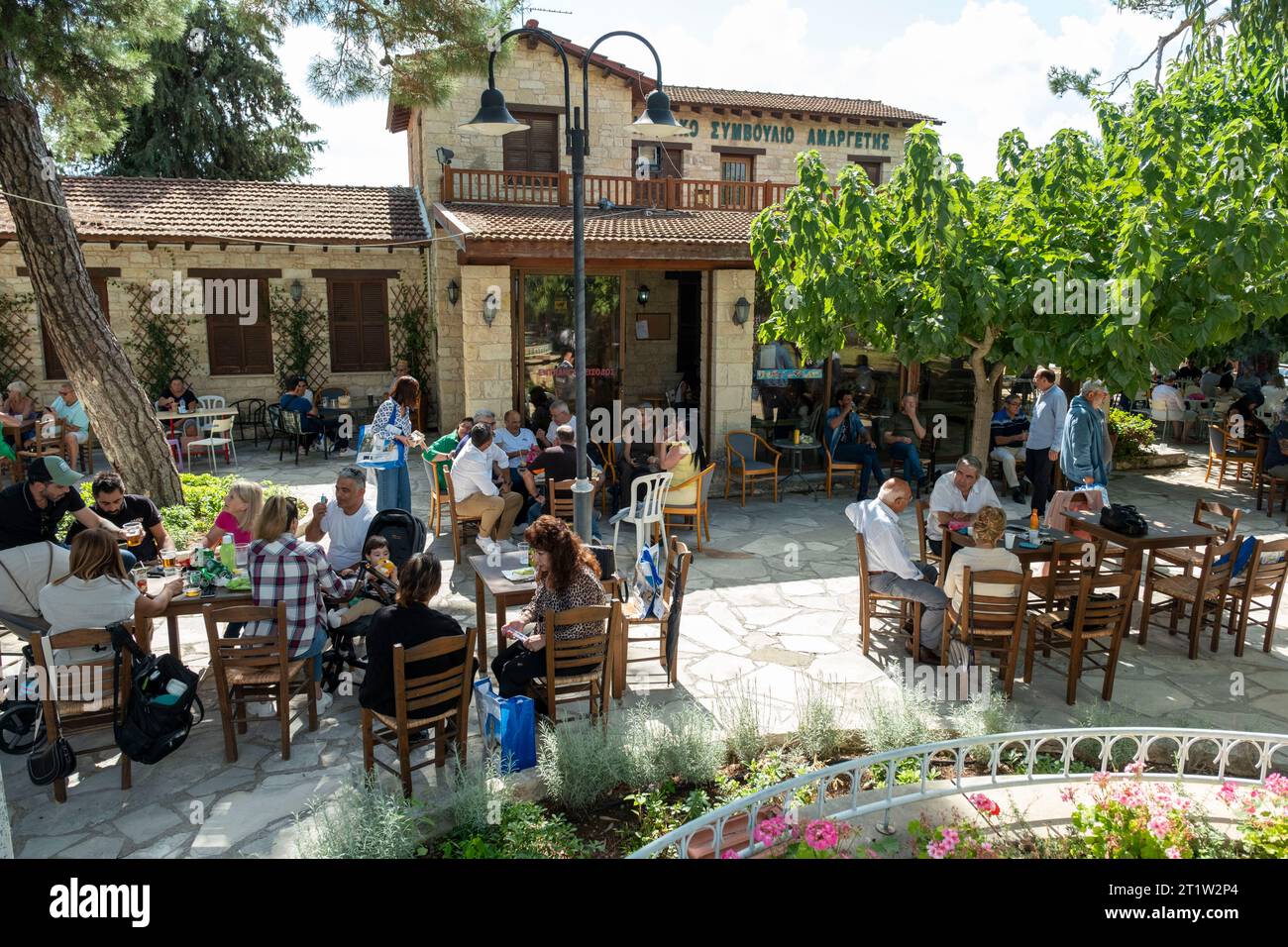 Les gens mangent et boivent dans un restaurant pendant la fête de l'olivier Amargeti, République de Chypre. Banque D'Images