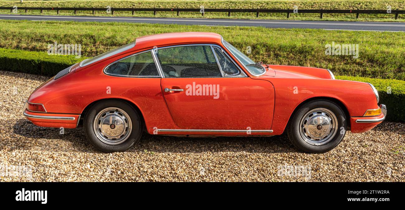 Brummen, pays-Bas, 14.10.2023, voiture de sport classique Porsche 912 de 1967 à la Galerie Aaldering Banque D'Images